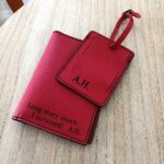cadou huse pasaport si tag bagaj personalizate piele rosu
