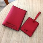 cadou huse pasaport si tag bagaj personalizate piele rosu1