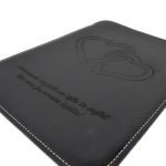 husa de laptop personalizata piele neagra cu mesaj personalizat cadou2
