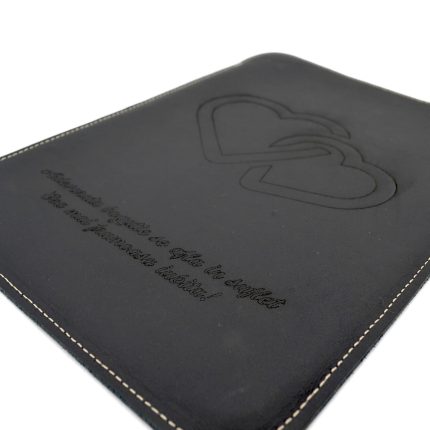 husa de laptop personalizata piele neagra cu mesaj personalizat cadou2