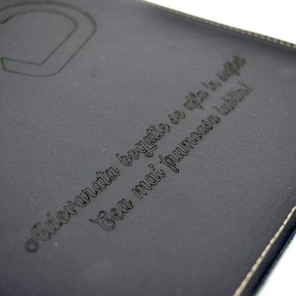 husa de laptop personalizata piele neagra cu mesaj personalizat cadou3