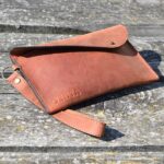 cadou dama plic mana cu maner personalizat text piele maro vintage