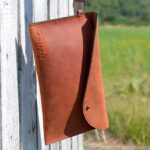 cadou dama plic mana cu maner personalizat text piele maro vintage1