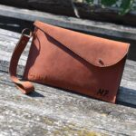 cadou dama plic personalizat geanta mana piele vintage maro1